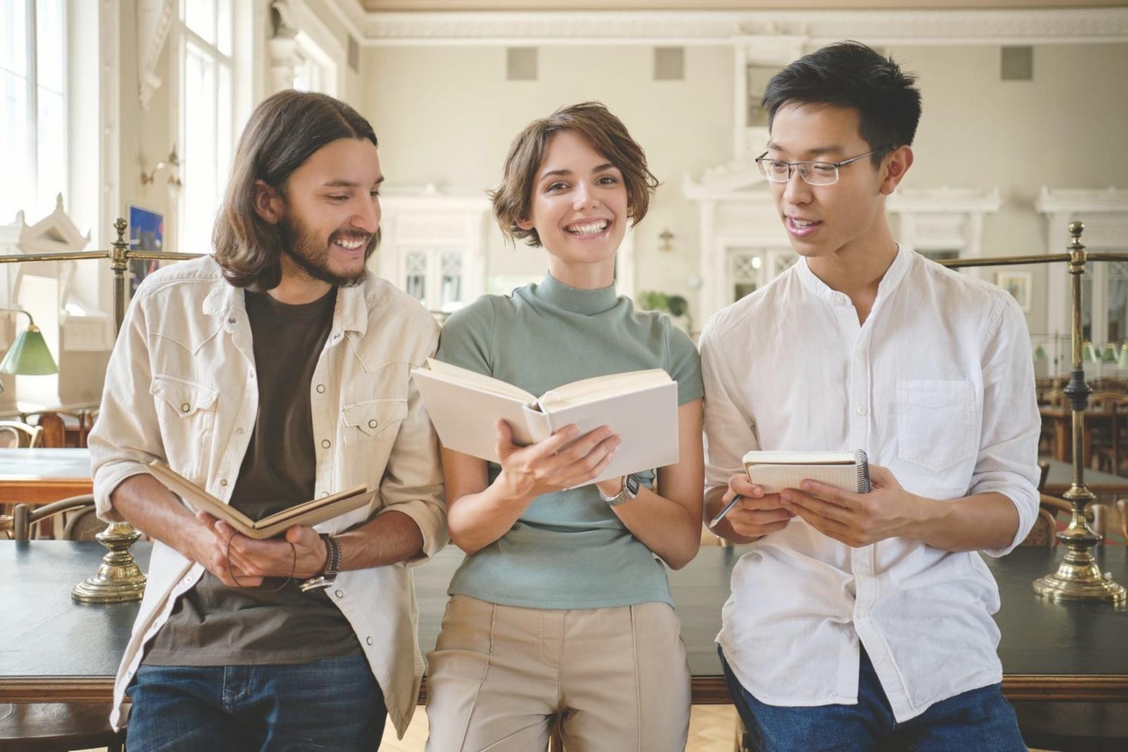 Taller de planificación financiera con participantes trabajando en grupos pequeños